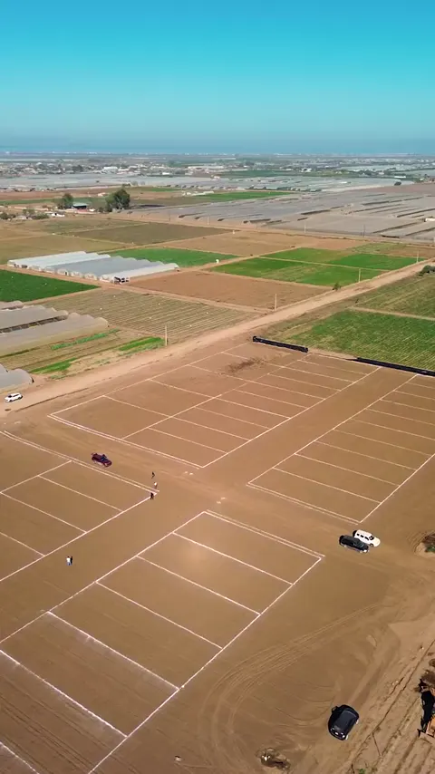Vista aérea de los terrenos y el camino de acceso